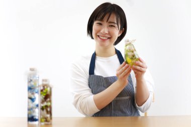 Bitki yetiştiren bir kadın resmi