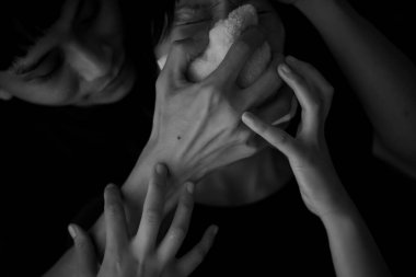 Bir kadına uzanan bir sapığın görüntüsü