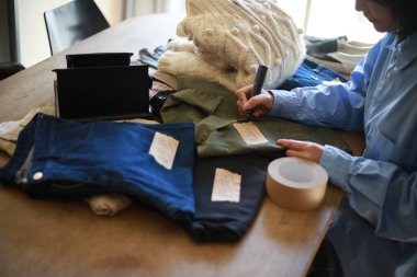 Satılık ikinci el giysiler. Yakın çekim görüntüsü.