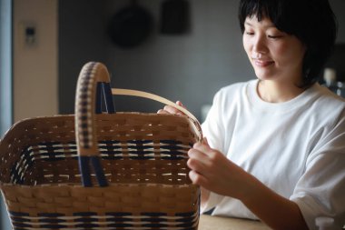 El sanatları grubuyla basket atan bir kadın.