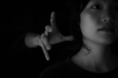 Bir kadına uzanan bir sapığın görüntüsü