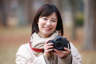 Fotoğraf çeken bir kadının resmi. 