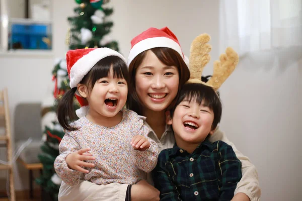 Šťastný Asijské Matka Dětmi Vánoce — Stock fotografie