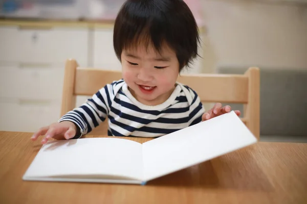 Bild Eines Jungen Der Ein Buch Liest — Stockfoto