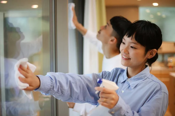若いアジア人のカップルが窓を掃除し — ストック写真