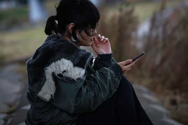 Asiática Jovem Mulher Com Telefone Móvel — Fotografia de Stock