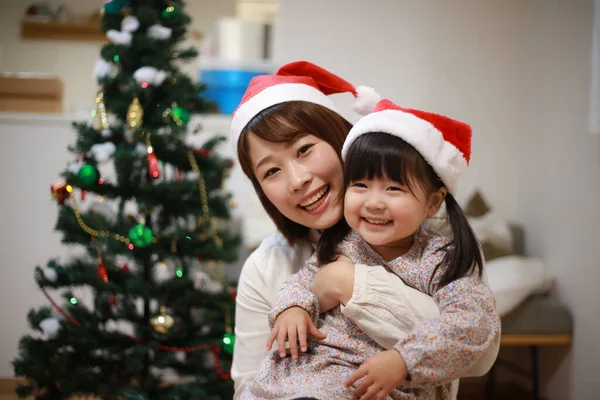 Asiatique Mère Fille Câlins Dans Noël Chambre — Photo