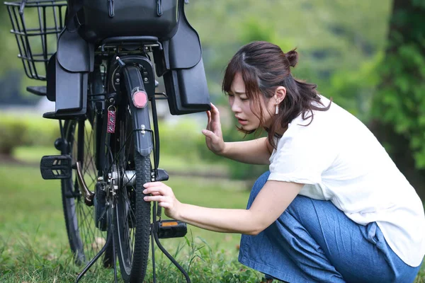 Uma Mulher Que Cai Bicicleta — Fotografia de Stock