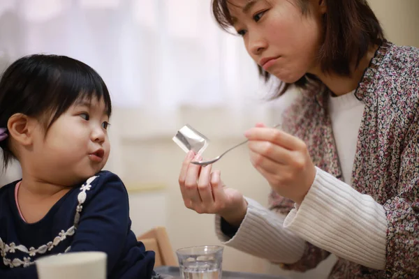 Asiatische Mutter Gibt Ihrer Kleinen Tochter Medizin — Stockfoto