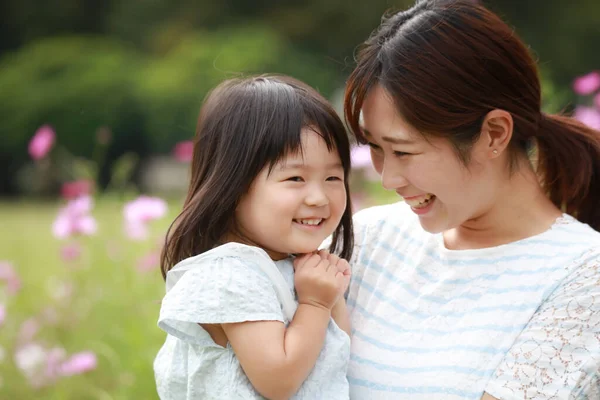 Madre Con Linda Hija Pequeña Jugando Juntos Parque — Foto de Stock