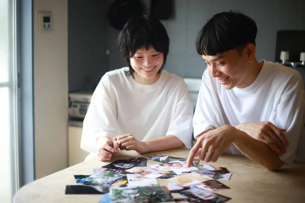 Счастливая Азиатская Пара Ищет Фотографии — стоковое фото