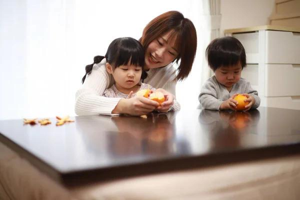 アジアの母親と子供たちは台所で健康食品を食べ — ストック写真