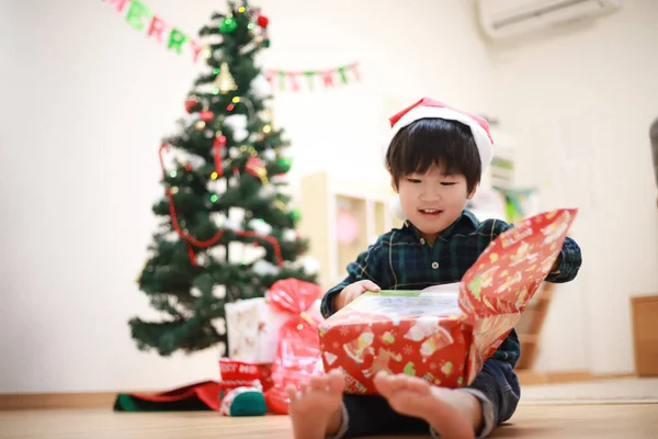 Bonito Asiático Menino Com Natal Presente — Fotografia de Stock