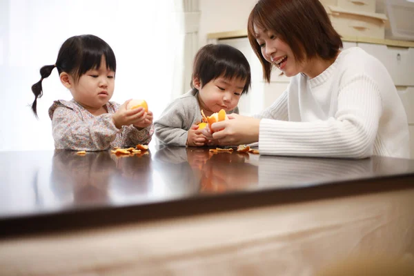 Ασιάτισσα Μητέρα Και Παιδιά Τρώνε Υγιεινά Τρόφιμα Στην Κουζίνα — Φωτογραφία Αρχείου