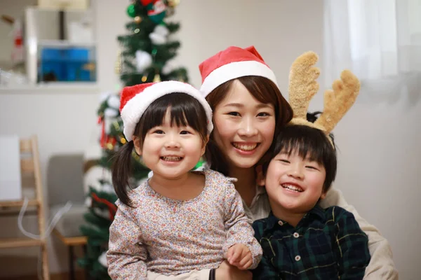 Feliz Mãe Asiática Com Crianças Natal — Fotografia de Stock