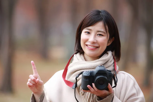 Bild Einer Lächelnden Kamerafrau — Stockfoto