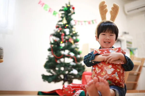 Słodkie Azji Chłopiec Boże Narodzenie Obecny — Zdjęcie stockowe