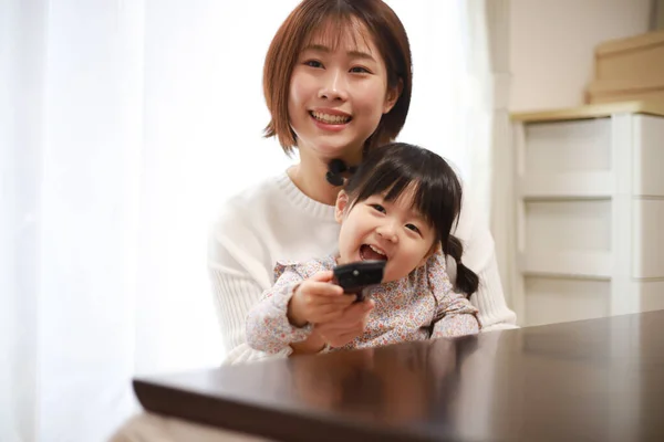 Asiatico Donna Con Suo Figlia Remoto Casa — Foto Stock