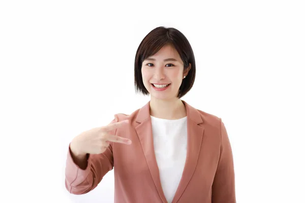 Ung Asiatisk Affärskvinna Visar Gest Isolerad Bakgrund — Stockfoto