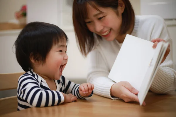 Afbeelding Van Een Jongen Die Een Prentenboek Een Kleuterleidster Leest — Stockfoto