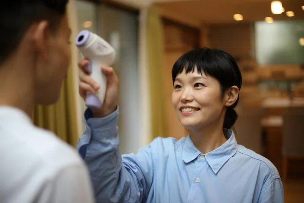 Sourire Jeune Asiatique Femme Tenant Thermomètre Vérifier Température Mari — Photo