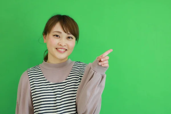 Lächelnde Asiatische Frau Zeigt — Stockfoto