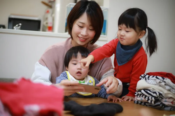 Evde Oynayan Asyalı Bir Aile — Stok fotoğraf