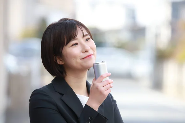 Retrato Hermosa Mujer Negocios Asiática Con Bebida Lata — Foto de Stock