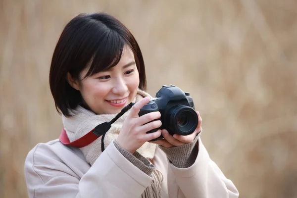 Азіатська Жінка Робить Фотографію Парку — стокове фото