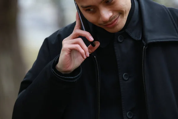 Ung Asiatisk Man Som Använder Smartphone Bakgrund — Stockfoto