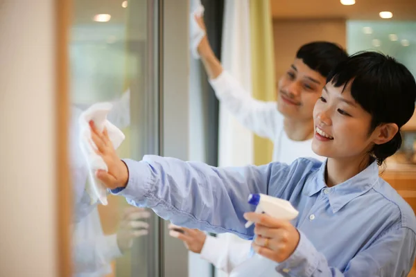 Young Asian Couple Cleaning Windows — Stock Photo, Image