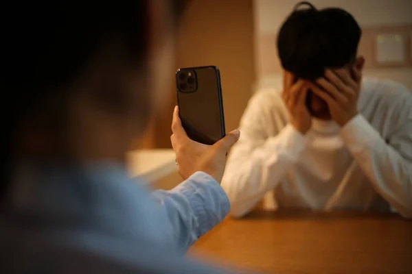 Donna Che Mostra Uno Schermo Dello Smartphone Uomo Concetto Problemi — Foto Stock