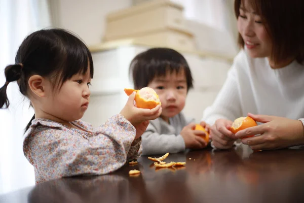 アジアの母親と子供たちは台所で健康食品を食べ — ストック写真