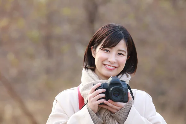 公園で写真を撮るアジアの女性 — ストック写真