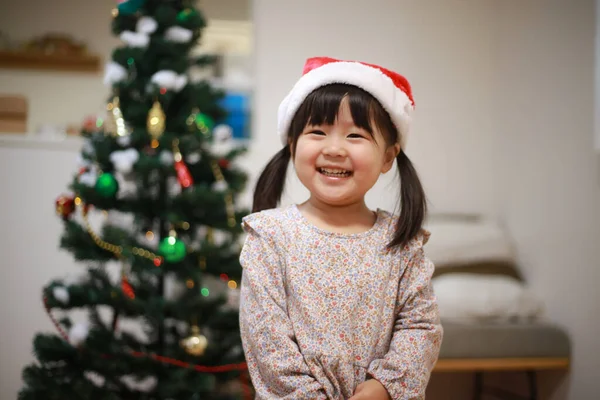 Cute Little Girl Korzystających Boże Narodzenie — Zdjęcie stockowe