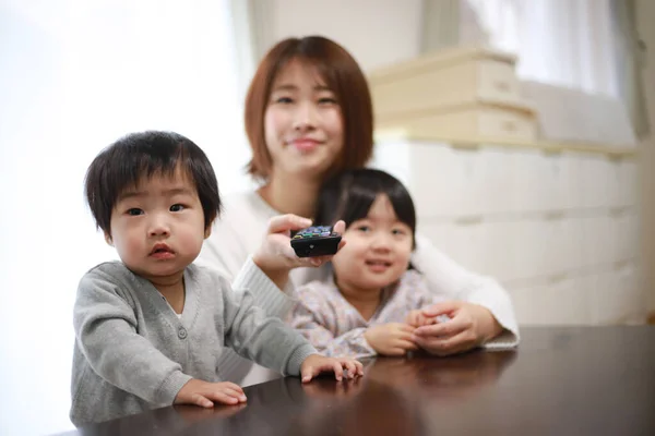 アジアの家族がテレビを見て — ストック写真