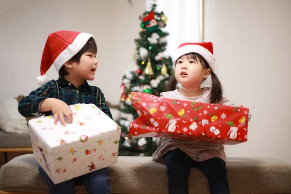 Söta Asiatiska Barn Som Håller Julklappar — Stockfoto