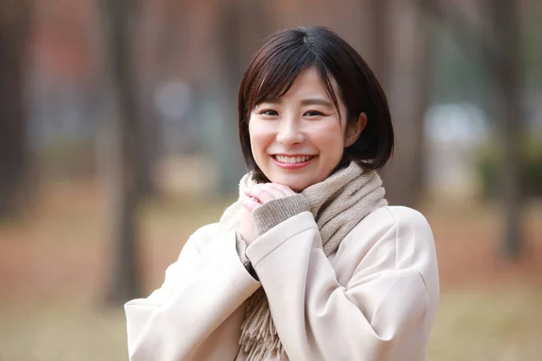 Retrato Una Joven Sonriente Mujer Asiática Posando Aire Libre —  Fotos de Stock