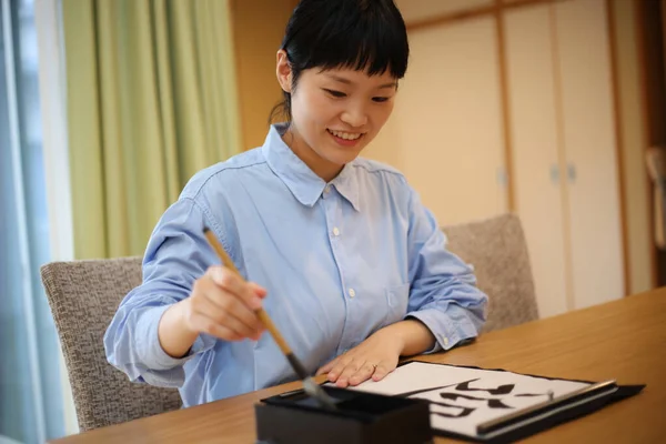 Aziatische Vrouw Oefenen Een Borstel Pen — Stockfoto