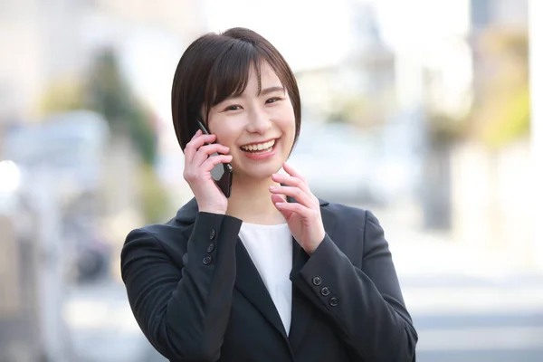 Portret Pięknej Azjatyckiej Bizneswoman Telefonem — Zdjęcie stockowe