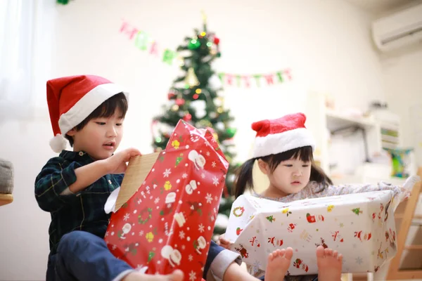 Imagem Crianças Abrindo Presentes Natal — Fotografia de Stock