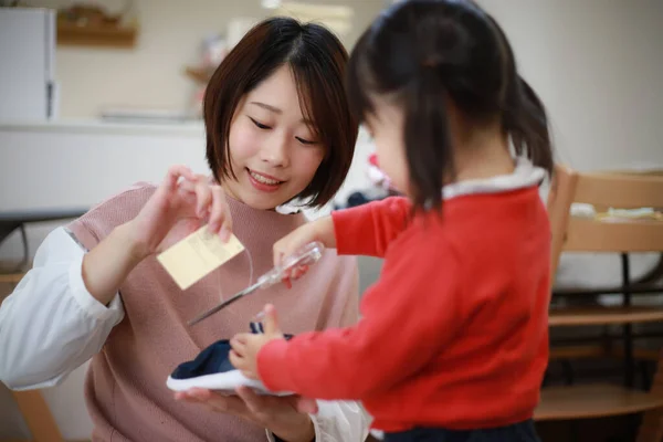 Asiatische Mutter Und Tochter Spielen Mit Karton Hause — Stockfoto