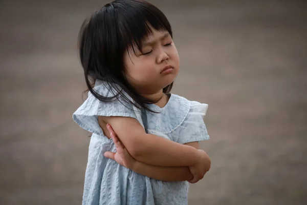 Kızgın Asyalı küçük kızın portresi