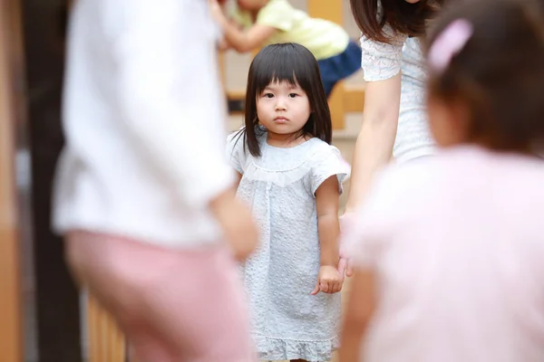 可爱的亚洲小女孩站在那里看着相机 选择性地聚焦 — 图库照片