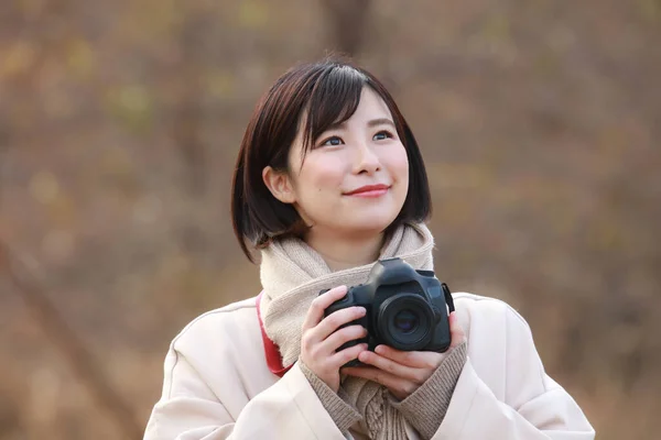 Азіатська Жінка Робить Фотографію Парку — стокове фото