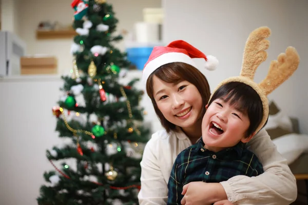 Lycklig Mor Och Son Vid Jul — Stockfoto