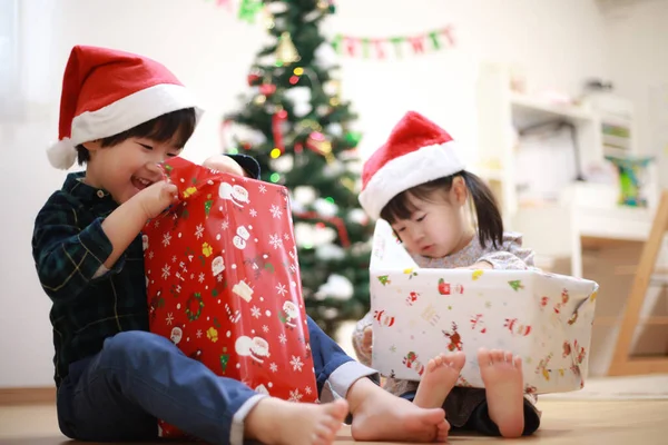 Bild Barn Som Öppnar Julklappar — Stockfoto
