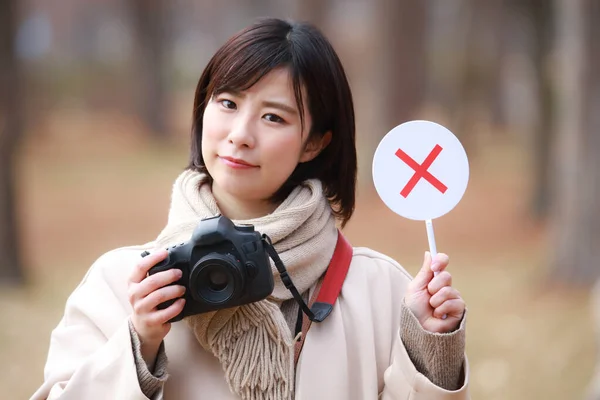 アジアの女性がカメラとタグを持っていて — ストック写真