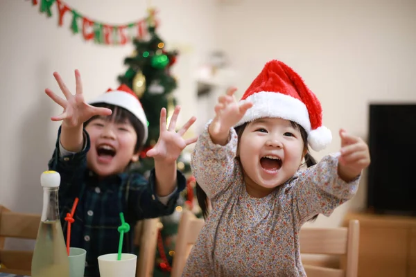 Bild Von Kindern Die Mit Weihnachten Zufrieden Sind — Stockfoto