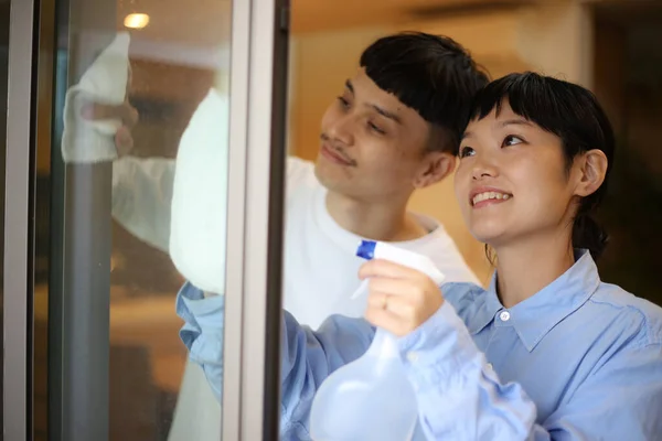 Unga Asiatiska Par Rengöringsfönster — Stockfoto
